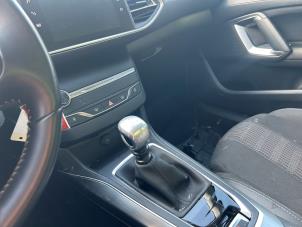 Peugeot 308 SW 1.2 12V e-THP PureTech 130 Vehículo de desguace (2018, Gris)