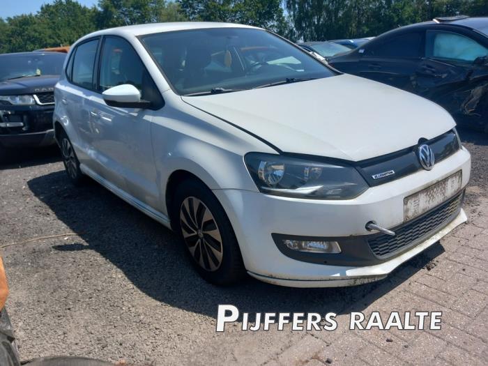 Volkswagen Polo V 1.4 TDI DPF BlueMotion technology Vehículo de desguace (2015, Blanco)