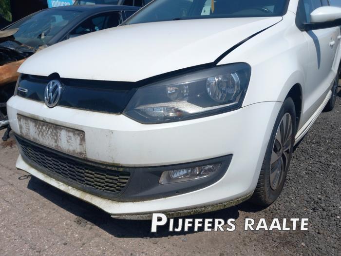 Volkswagen Polo V 1.4 TDI DPF BlueMotion technology Vehículo de desguace (2015, Blanco)