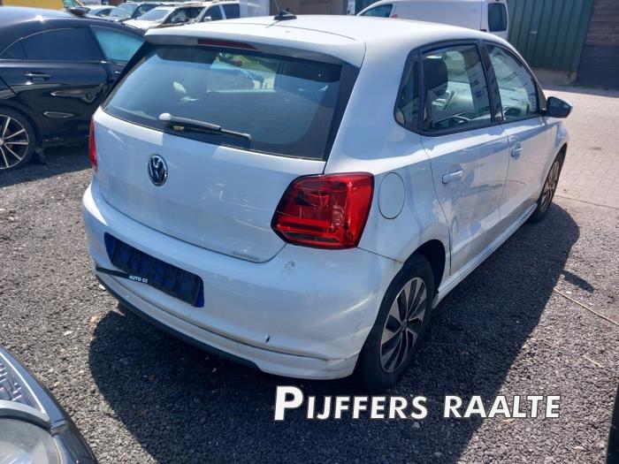 Volkswagen Polo V 1.4 TDI DPF BlueMotion technology Vehículo de desguace (2015, Blanco)