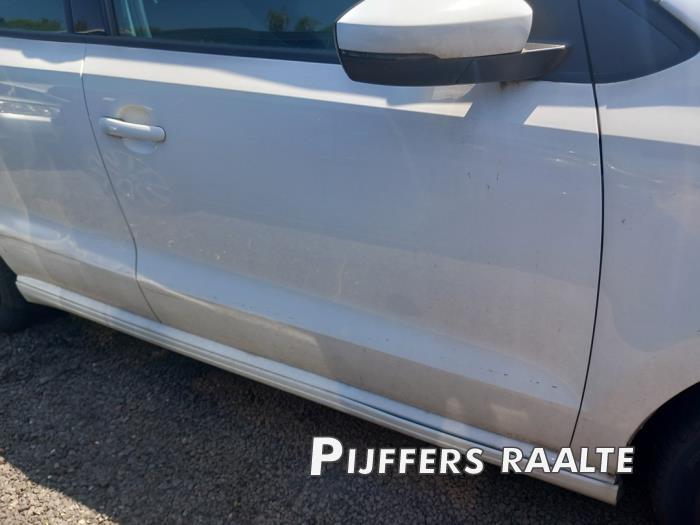 Volkswagen Polo V 1.4 TDI DPF BlueMotion technology Vehículo de desguace (2015, Blanco)