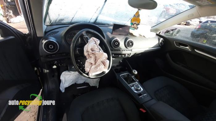 Audi A3 1.6 TDI Ultra 16V Samochód złomowany (2014, Szary)