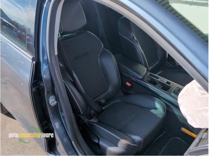 Renault Megane IV 1.2 Energy TCE 130 Épave (2017, Gris)