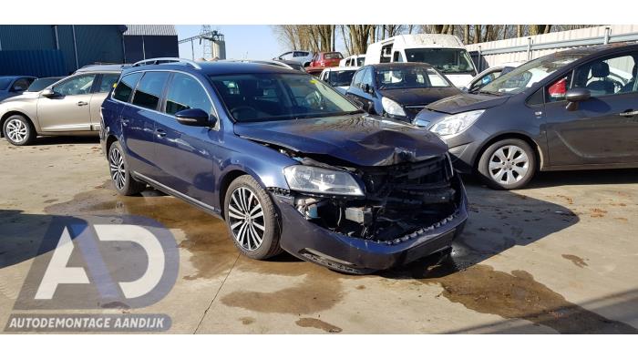 Volkswagen Passat Variant 2.0 TSI 16V Samochód złomowany (2013, Niebieski)