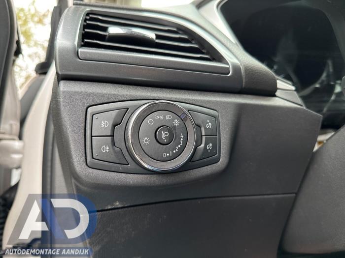 Ford Mondeo V Wagon 2.0 TDCi 150 16V Épave (2019, Blanc)