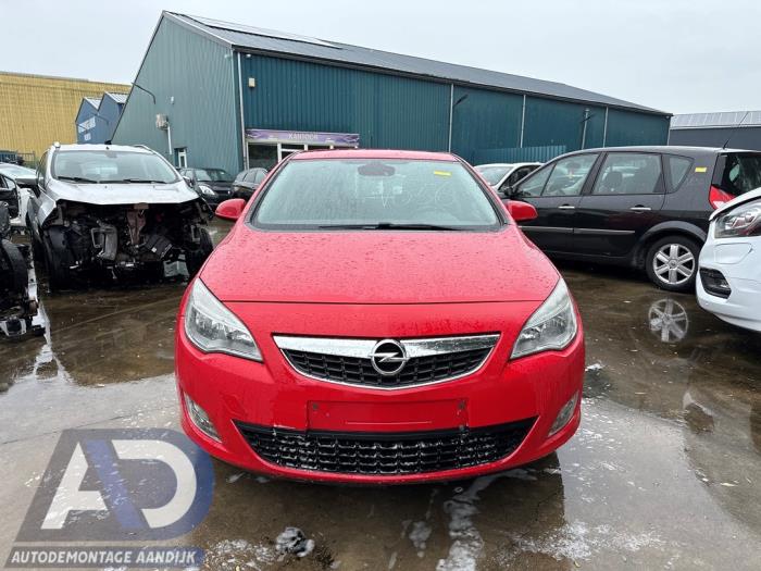 Opel Astra J 1.6 16V Ecotec Épave (2011, Rouge)