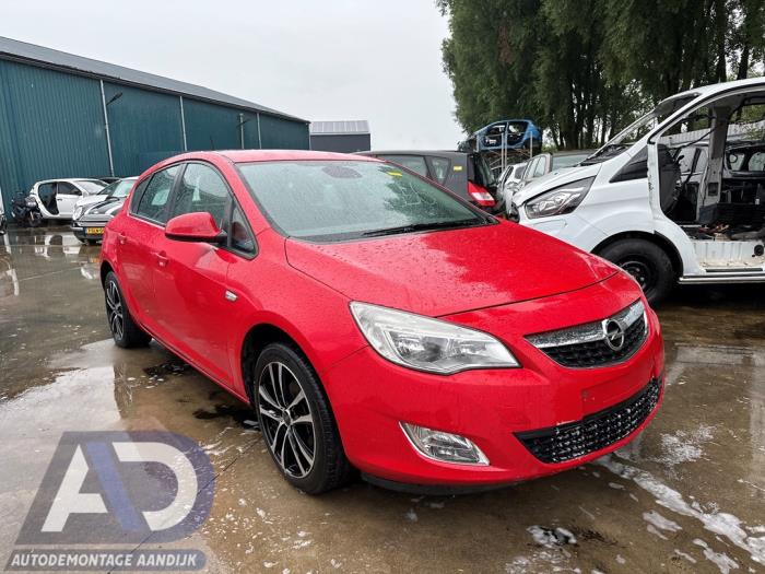 Opel Astra J 1.6 16V Ecotec Épave (2011, Rouge)