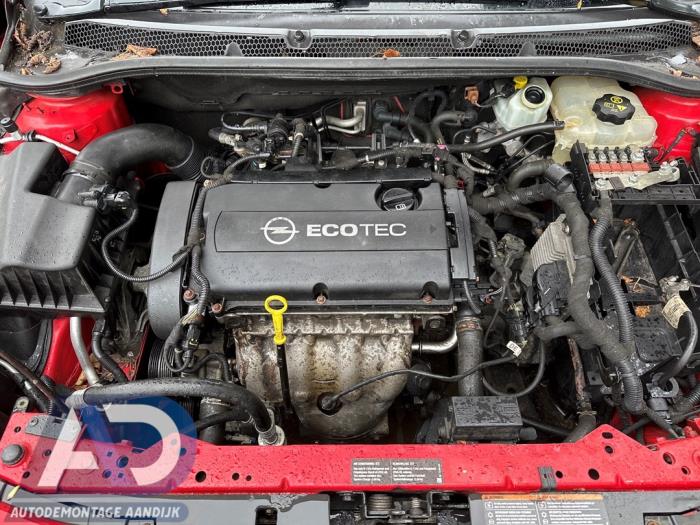 Opel Astra J 1.6 16V Ecotec Épave (2011, Rouge)