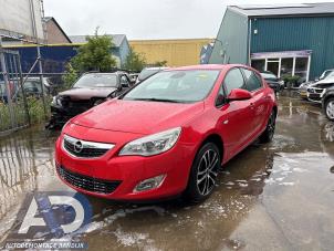 Opel Astra J 1.6 16V Ecotec Épave (2011, Rouge)