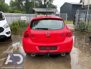 Opel Astra J 1.6 16V Ecotec Épave (2011, Rouge)