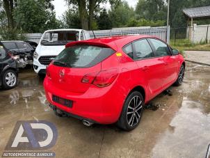 Opel Astra J 1.6 16V Ecotec Épave (2011, Rouge)