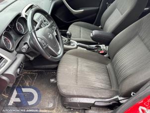 Opel Astra J 1.6 16V Ecotec Épave (2011, Rouge)