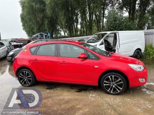 Opel Astra J 1.6 16V Ecotec Épave (2011, Rouge)