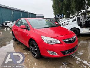 Opel Astra J 1.6 16V Ecotec Épave (2011, Rouge)
