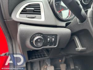 Opel Astra J 1.6 16V Ecotec Épave (2011, Rouge)