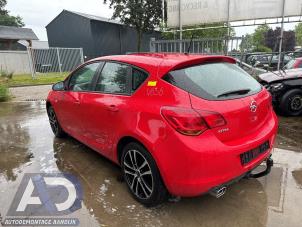 Opel Astra J 1.6 16V Ecotec Épave (2011, Rouge)