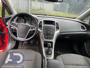 Opel Astra J 1.6 16V Ecotec Épave (2011, Rouge)