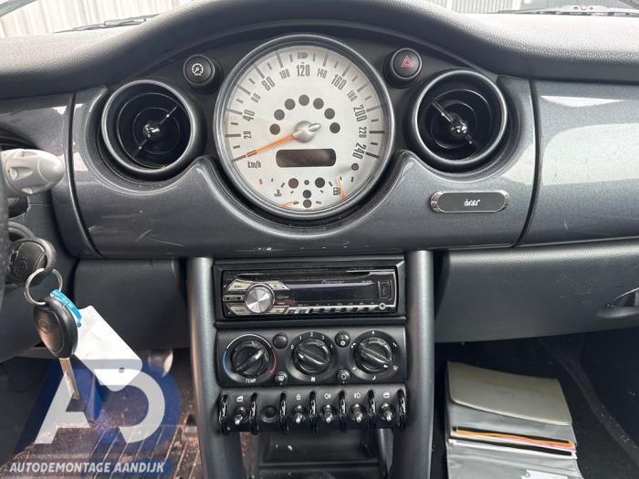 Mini Mini 1.6 16V Cooper Samochód złomowany (2004, Czarny)