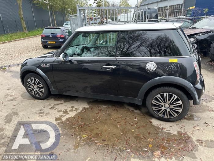 Mini Mini 1.6 16V Cooper Samochód złomowany (2004, Czarny)