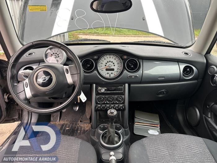 Mini Mini 1.6 16V Cooper Samochód złomowany (2004, Czarny)