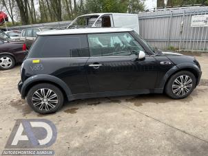 Mini Mini 1.6 16V Cooper Samochód złomowany (2004, Czarny)