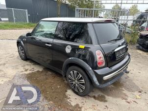 Mini Mini 1.6 16V Cooper Samochód złomowany (2004, Czarny)