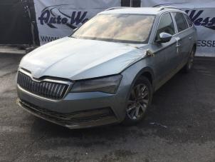 Skoda Superb Combi 1.4 TSI iV 6V Épave (2021, Argenté)