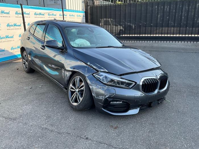 BMW 1 serie 118i 1.5 TwinPower 12V Épave (2021)