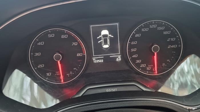 Seat Arona 1.0 TSI 12V Schrottauto (2018, Metallic, Schwarz)