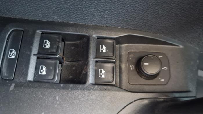 Seat Arona 1.0 TSI 12V Schrottauto (2018, Metallic, Schwarz)