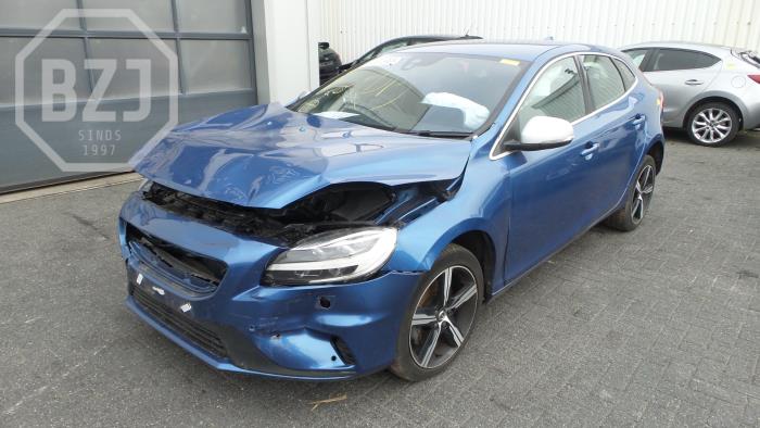 Volvo V40 2.0 T2 16V Samochód złomowany (2017, Niebieski)