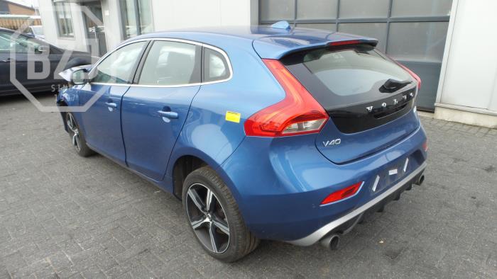 Volvo V40 2.0 T2 16V Samochód złomowany (2017, Niebieski)