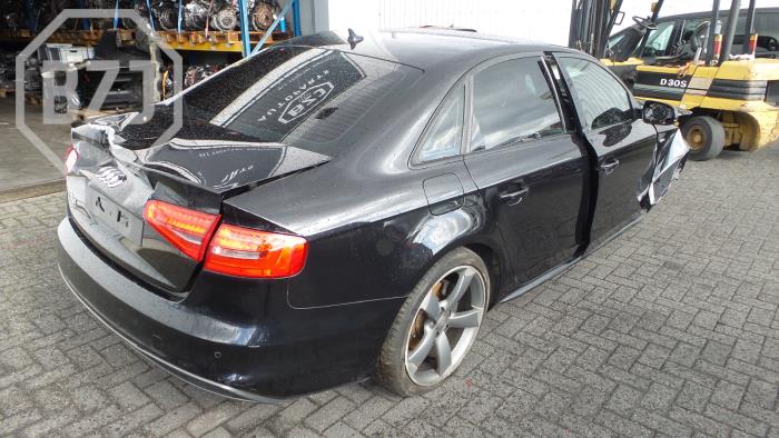 Audi A4 Épave (2014, Noir)