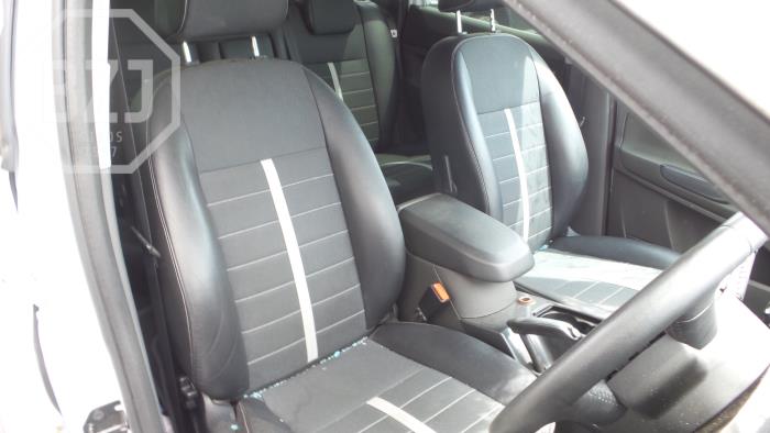 Ford Kuga Samochód złomowany (2011, Rózowy)