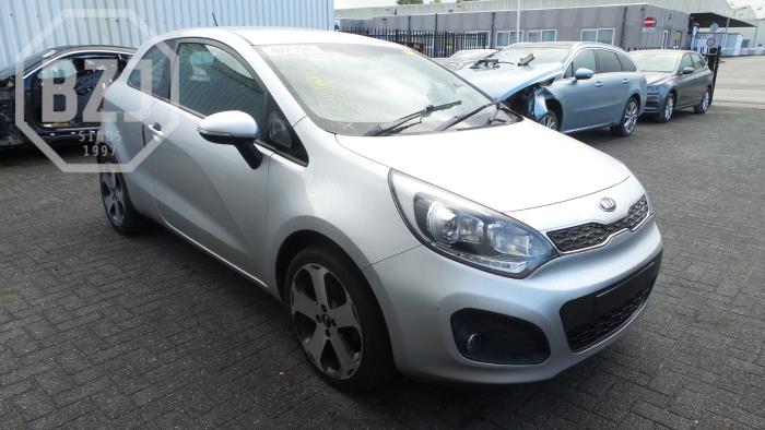 Kia Rio III 1.4 CVVT 16V Épave (2013, Argenté)