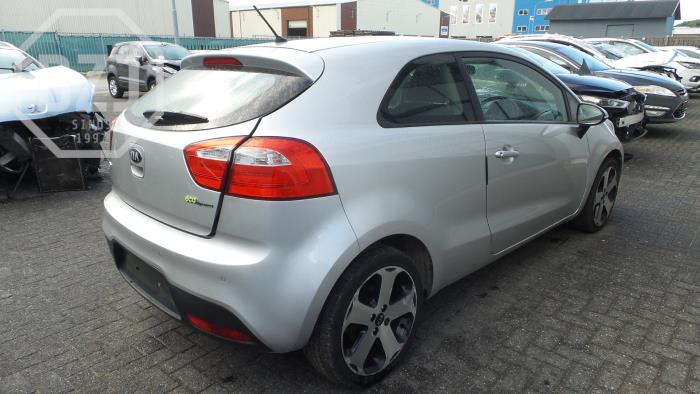Kia Rio III 1.4 CVVT 16V Épave (2013, Argenté)