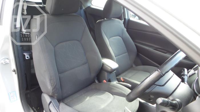Kia Rio III 1.4 CVVT 16V Épave (2013, Argenté)