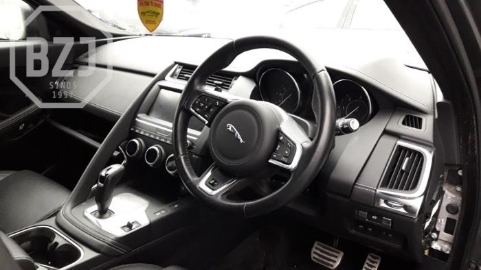 Jaguar E-Pace 2.0 D 25d 16V AWD Vehículo de desguace (2019, Oscuro, Metálico, Gris)