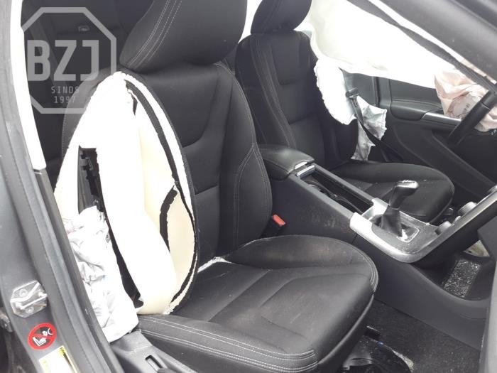 Volvo V60 I 2.0 D2 16V Épave (2017, Métallisé, Gris)