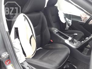Volvo V60 I 2.0 D2 16V Épave (2017, Métallisé, Gris)
