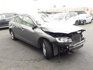 Volvo V60 I 2.0 D2 16V Épave (2017, Métallisé, Gris)