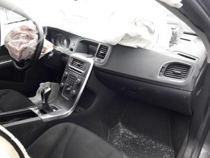 Volvo V60 I 2.0 D2 16V Épave (2017, Métallisé, Gris)