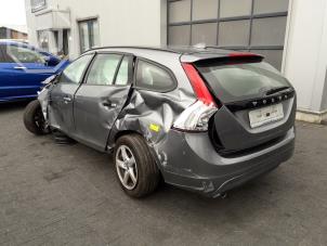 Volvo V60 I 2.0 D2 16V Épave (2017, Métallisé, Gris)