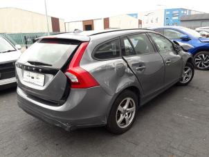 Volvo V60 I 2.0 D2 16V Épave (2017, Métallisé, Gris)