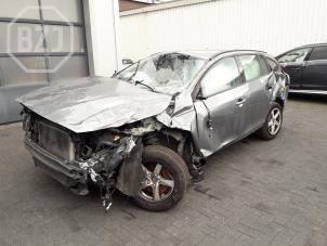Volvo V60 I 2.0 D2 16V Épave (2017, Métallisé, Gris)