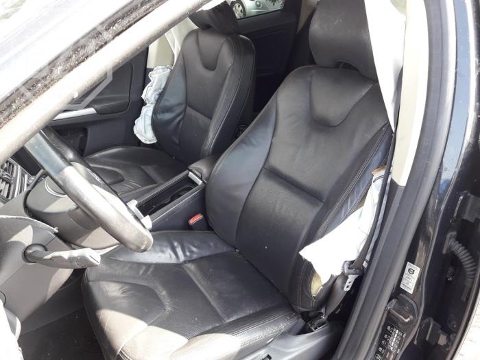 Volvo XC60 I 2.4 D3 20V Épave (2012, Métallisé, Gris)