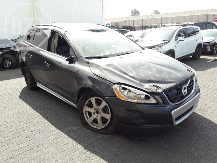 Volvo XC60 I 2.4 D3 20V Épave (2012, Métallisé, Gris)