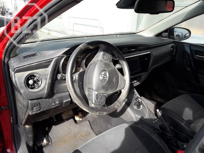 Toyota Auris Touring Sports 1.8 16V Hybrid Épave (2017, Métallisé, Rouge)