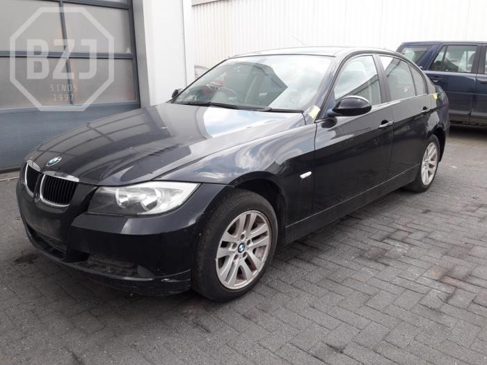 BMW 3 serie 318i 16V Samochód złomowany (2009, Metalik, Czarny)