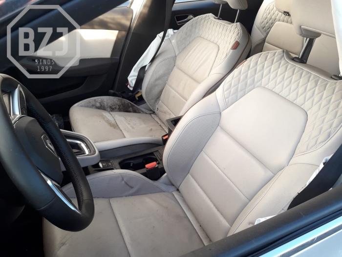 Renault Clio V 1.0 TCe 100 12V Épave (2021, Métallisé, Argenté)